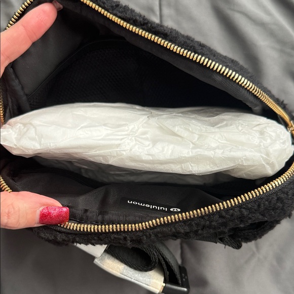 lululemon athletica Black Fleece Everywhere Belt Bag Large Crossbody - Picture 5 of 7